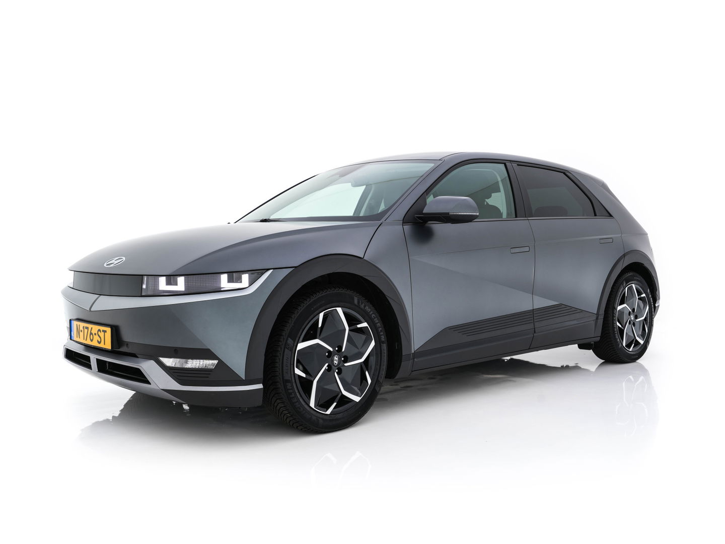 Hyundai IONIQ 5 Connect+ 73kWh [ 3-Fase ] {SOH-97%} (INCL-BTW) Aut *HEATPUMP | LEATHER | BOSE-AUDIO | FULL-LED | DIGI-COCKPIT | AMBIENT-LIGHT | DAB | SHIFT-PADDLES | HEAD-UP | NAVI-FULLMAP | KEYLESS | CAMERA | HEATED-COMFORTSEATS | ...