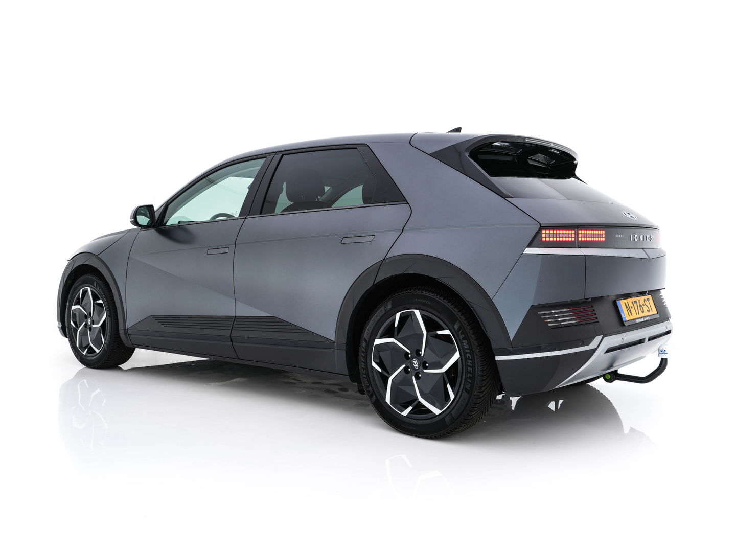 Hyundai IONIQ 5 Connect+ 73kWh [ 3-Fase ] {SOH-97%} (INCL-BTW) Aut *HEATPUMP | LEATHER | BOSE-AUDIO | FULL-LED | DIGI-COCKPIT | AMBIENT-LIGHT | DAB | SHIFT-PADDLES | HEAD-UP | NAVI-FULLMAP | KEYLESS | CAMERA | HEATED-COMFORTSEATS | ...