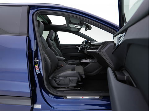 Audi Q4 e-tron 40 S-Line Competition Launch edition 77 kWh [ 3-Fase ] {SOH-87%} (INCL-BTW) *HEAT-PUMP | PANO | LEATHER-FABRIC | MATRIX-LED | ADAPTIVE-CRUISE | HEATED-SPORTSEATS | AMBIENT-LIGHT | DIGI-COCKPIT | CAMERA | KEYLESS | NAVI-FULLMAP | ...