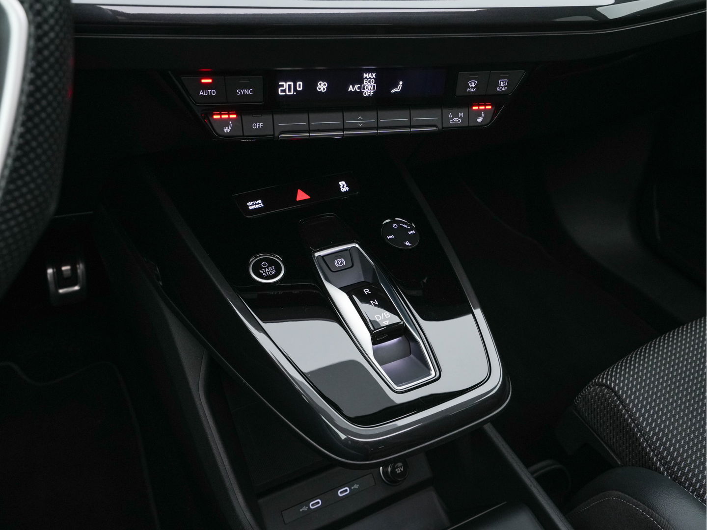 Audi Q4 e-tron 40 S-Line Competition Launch edition 77 kWh [ 3-Fase ] {SOH-87%} (INCL-BTW) *HEAT-PUMP | PANO | LEATHER-FABRIC | MATRIX-LED | ADAPTIVE-CRUISE | HEATED-SPORTSEATS | AMBIENT-LIGHT | DIGI-COCKPIT | CAMERA | KEYLESS | NAVI-FULLMAP | ...