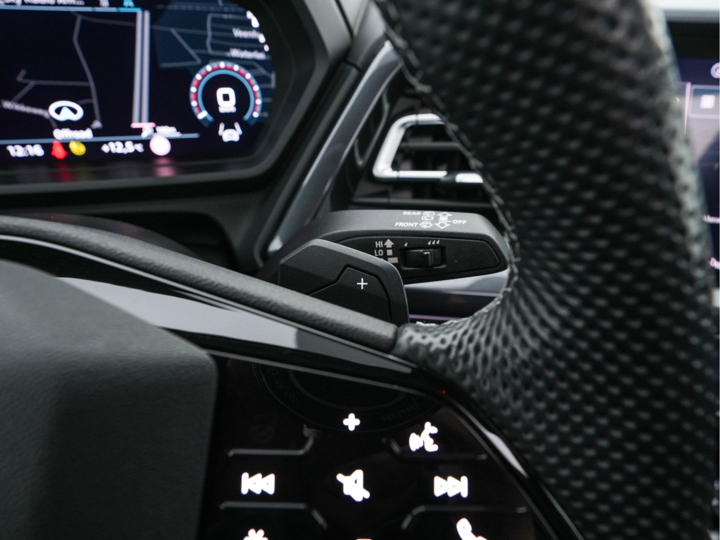 Audi Q4 e-tron 40 S-Line Competition Launch edition 77 kWh [ 3-Fase ] {SOH-87%} (INCL-BTW) *HEAT-PUMP | PANO | LEATHER-FABRIC | MATRIX-LED | ADAPTIVE-CRUISE | HEATED-SPORTSEATS | AMBIENT-LIGHT | DIGI-COCKPIT | CAMERA | KEYLESS | NAVI-FULLMAP | ...