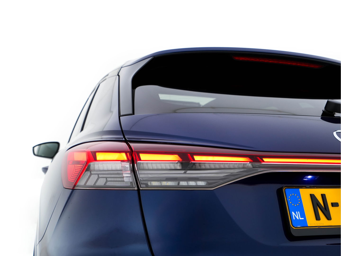 Audi Q4 e-tron 40 S-Line Competition Launch edition 77 kWh [ 3-Fase ] {SOH-87%} (INCL-BTW) *HEAT-PUMP | PANO | LEATHER-FABRIC | MATRIX-LED | ADAPTIVE-CRUISE | HEATED-SPORTSEATS | AMBIENT-LIGHT | DIGI-COCKPIT | CAMERA | KEYLESS | NAVI-FULLMAP | ...