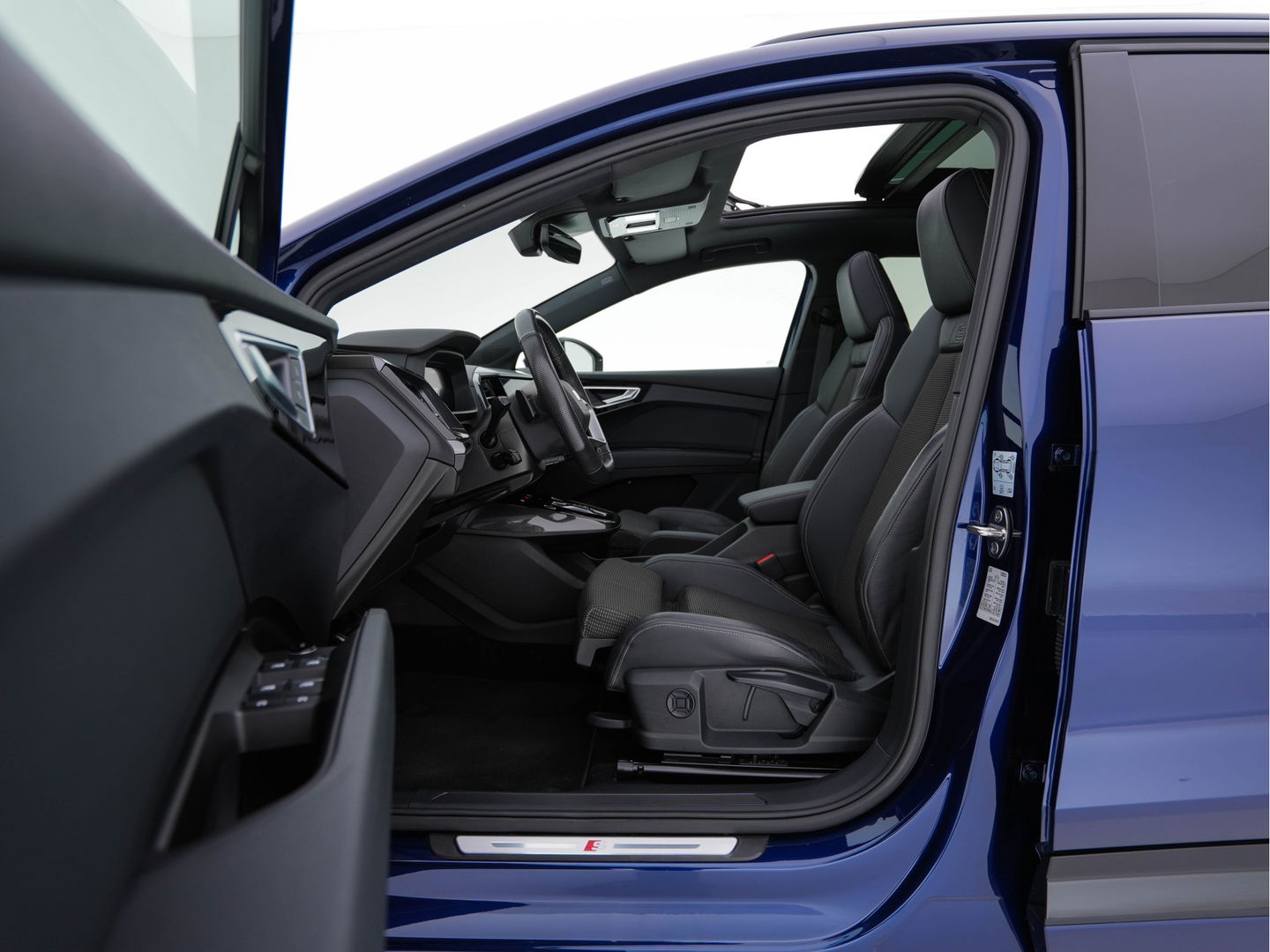 Audi Q4 e-tron 40 S-Line Competition Launch edition 77 kWh [ 3-Fase ] {SOH-87%} (INCL-BTW) *HEAT-PUMP | PANO | LEATHER-FABRIC | MATRIX-LED | ADAPTIVE-CRUISE | HEATED-SPORTSEATS | AMBIENT-LIGHT | DIGI-COCKPIT | CAMERA | KEYLESS | NAVI-FULLMAP | ...