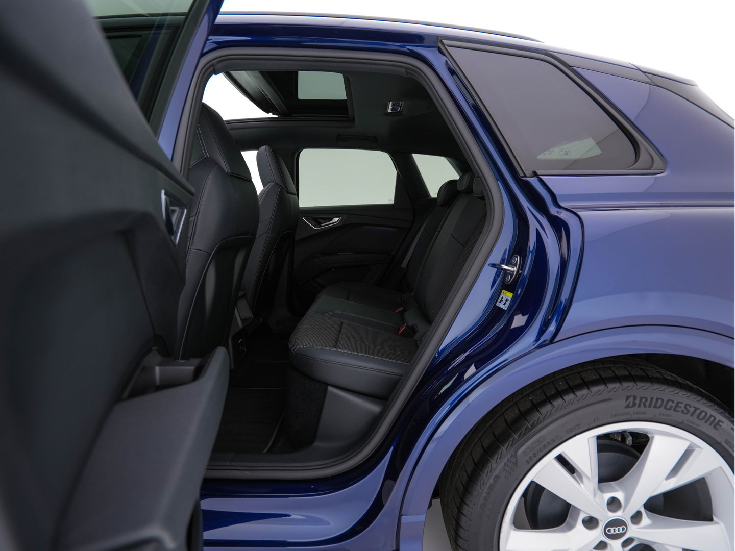 Audi Q4 e-tron 40 S-Line Competition Launch edition 77 kWh [ 3-Fase ] {SOH-87%} (INCL-BTW) *HEAT-PUMP | PANO | LEATHER-FABRIC | MATRIX-LED | ADAPTIVE-CRUISE | HEATED-SPORTSEATS | AMBIENT-LIGHT | DIGI-COCKPIT | CAMERA | KEYLESS | NAVI-FULLMAP | ...