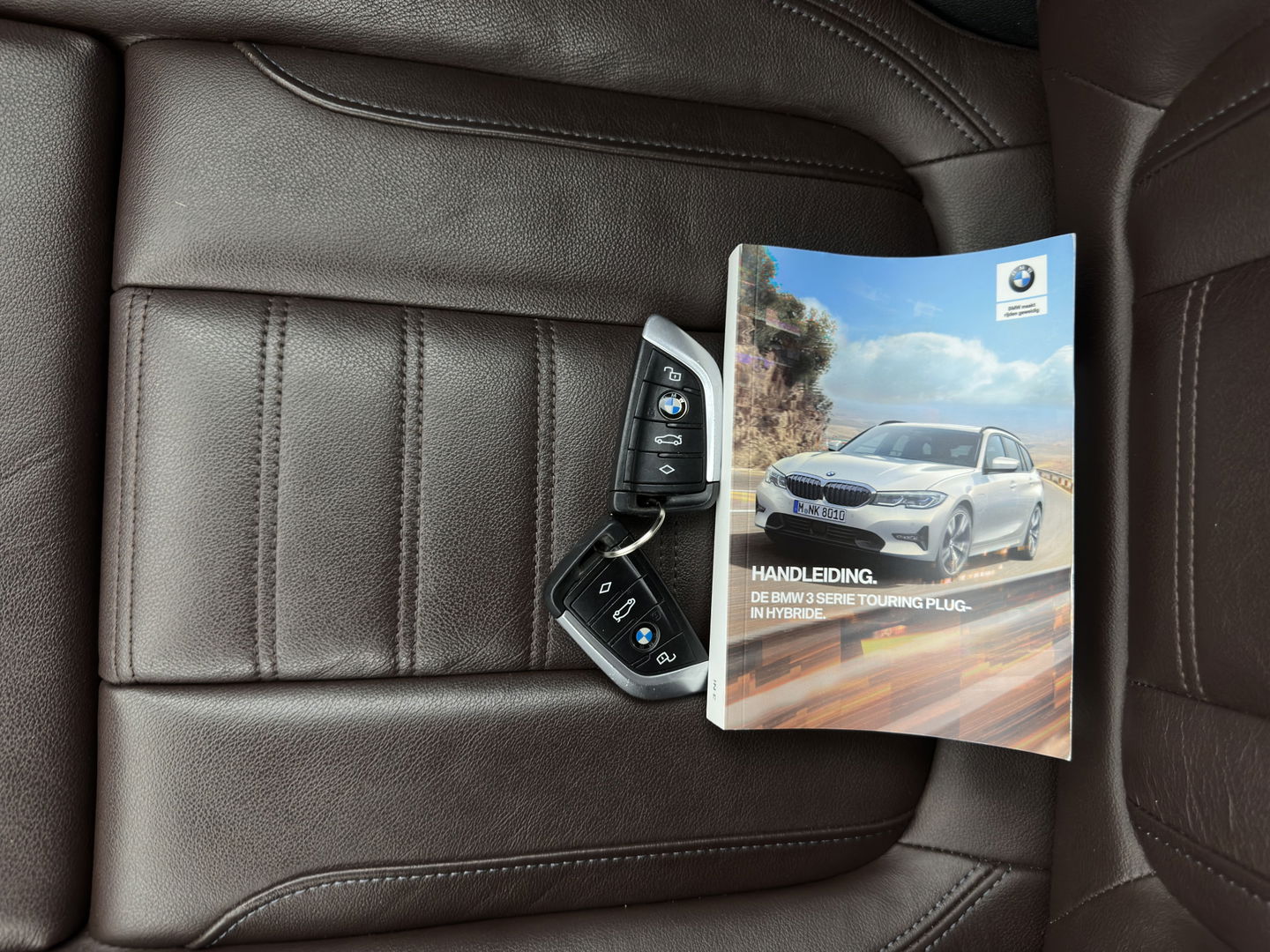 BMW 3 Serie Touring 320e M-Sportpack Business Edition Plus (Plug-In) (INCL-BTW) *PANO | LASER-LED | LEATHER | HEATED-SPORTSEATS | HARMAN/KARDON | VIRTUAL-COCKPIT | AMBIENT-LIGHT | NAVI-FULLMAP | DAB+ | 18''ALU*