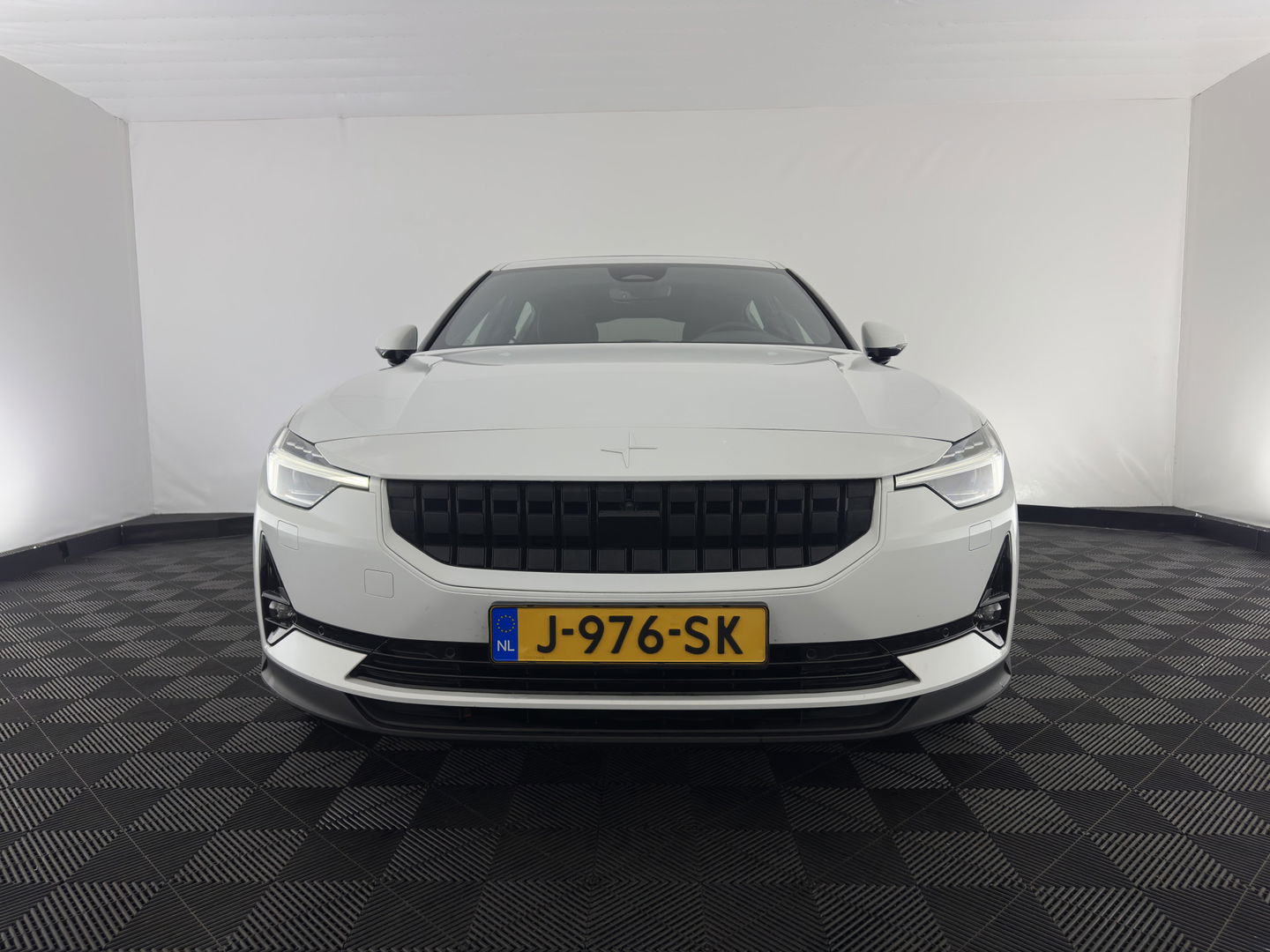 Polestar 2 Long Range Dual Motor Launch Edition 78kWh [ 3-Fase ] {SOH-92%} (INCL-BTW) *PANO | LEATHER | NAVI-FULLMAP | FULL-LED | BLIND-SPOT | KEYLESS | LANE-ASSIST | DIGI-COCKPIT | CARPLAY | DAB+ | HEATED-COMFORTSEATS | ECC | MEMORY-PACK | PDC | 20''ALU*