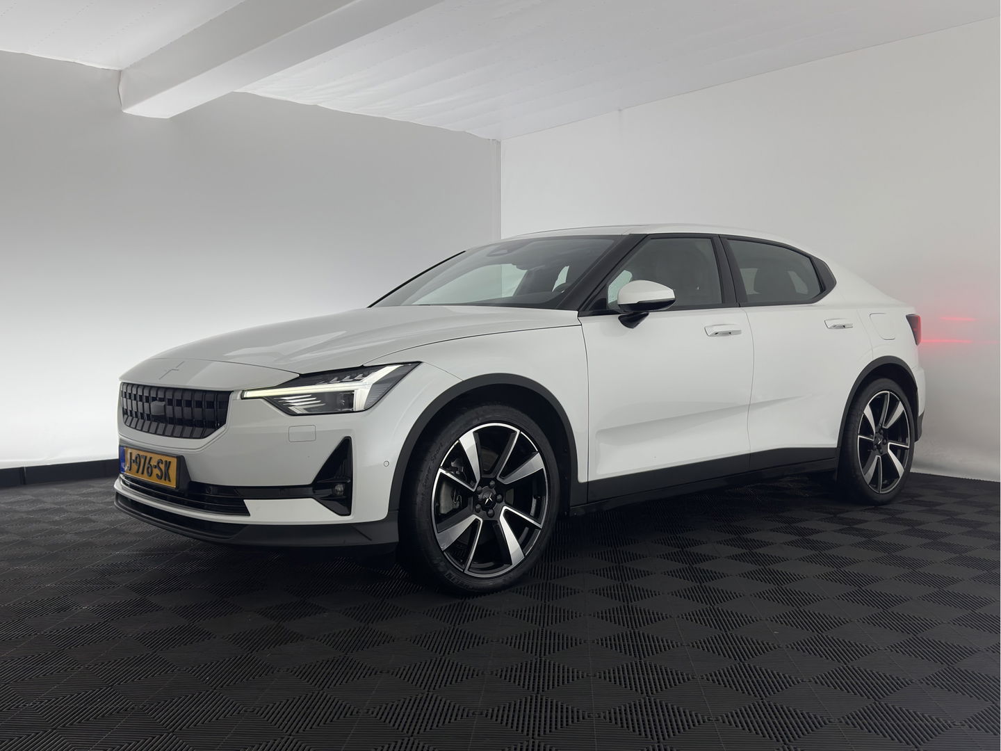 Polestar 2 Long Range Dual Motor Launch Edition 78kWh [ 3-Fase ] {SOH-92%} (INCL-BTW) *PANO | LEATHER | NAVI-FULLMAP | FULL-LED | BLIND-SPOT | KEYLESS | LANE-ASSIST | DIGI-COCKPIT | CARPLAY | DAB+ | HEATED-COMFORTSEATS | ECC | MEMORY-PACK | PDC | 20''ALU*