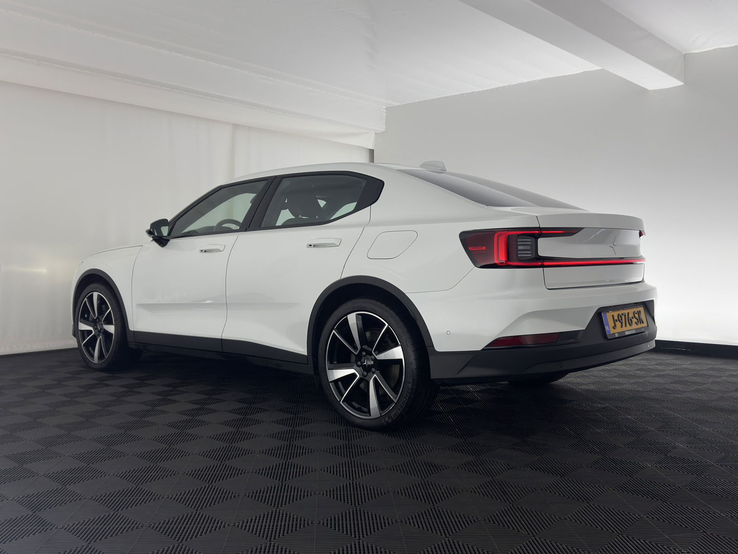 Polestar 2 Long Range Dual Motor Launch Edition 78kWh [ 3-Fase ] {SOH-92%} (INCL-BTW) *PANO | LEATHER | NAVI-FULLMAP | FULL-LED | BLIND-SPOT | KEYLESS | LANE-ASSIST | DIGI-COCKPIT | CARPLAY | DAB+ | HEATED-COMFORTSEATS | ECC | MEMORY-PACK | PDC | 20''ALU*