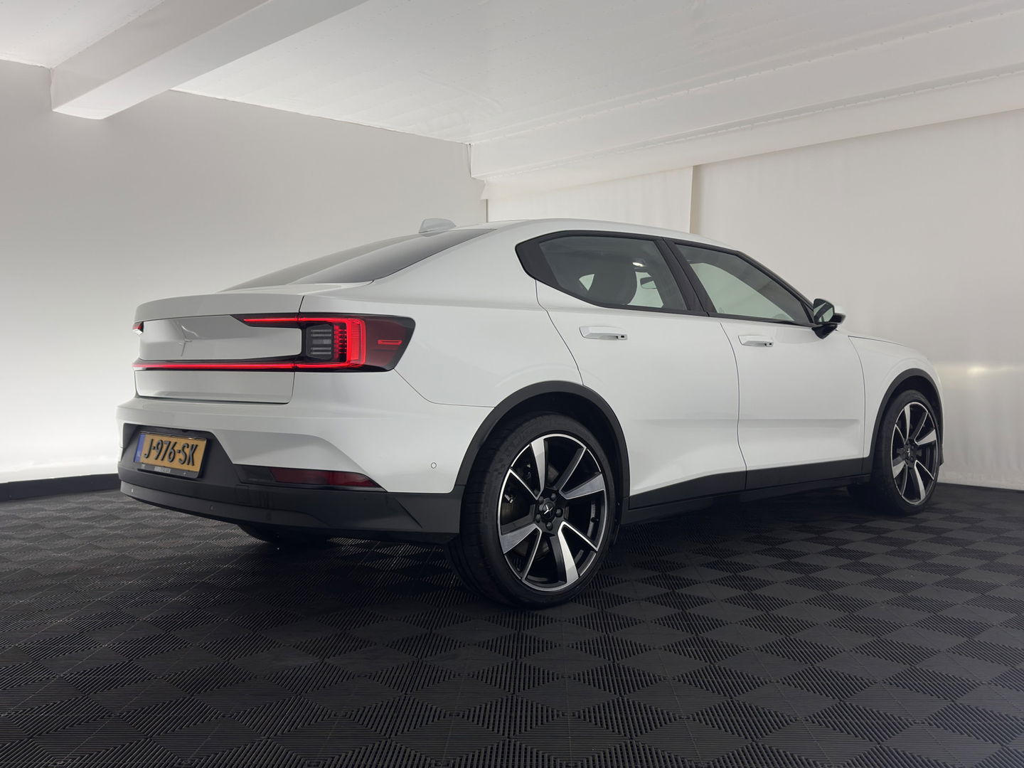 Polestar 2 Long Range Dual Motor Launch Edition 78kWh [ 3-Fase ] {SOH-92%} (INCL-BTW) *PANO | LEATHER | NAVI-FULLMAP | FULL-LED | BLIND-SPOT | KEYLESS | LANE-ASSIST | DIGI-COCKPIT | CARPLAY | DAB+ | HEATED-COMFORTSEATS | ECC | MEMORY-PACK | PDC | 20''ALU*