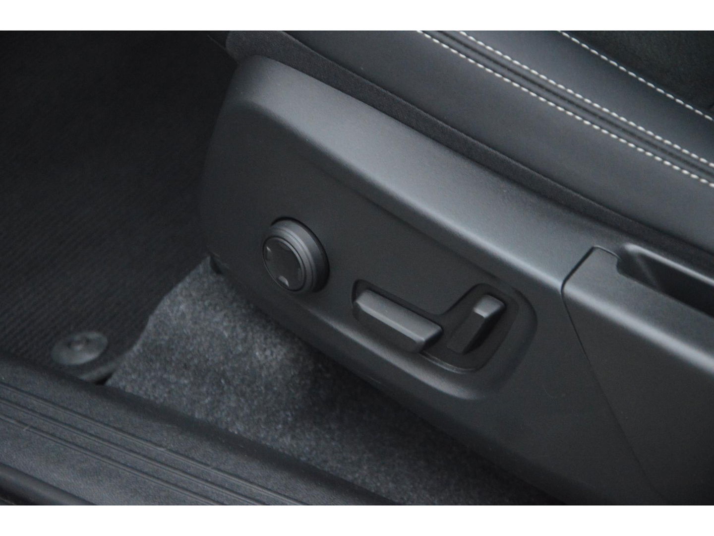 Volvo XC40 T4 Recharge R-Design | Trekhaak 1800KG | Stoel + Stuur Verwarmd | Harman/Kardon | Camera |