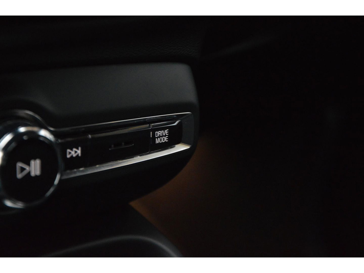 Volvo XC40 T4 Recharge R-Design | Trekhaak 1800KG | Stoel + Stuur Verwarmd | Harman/Kardon | Camera |