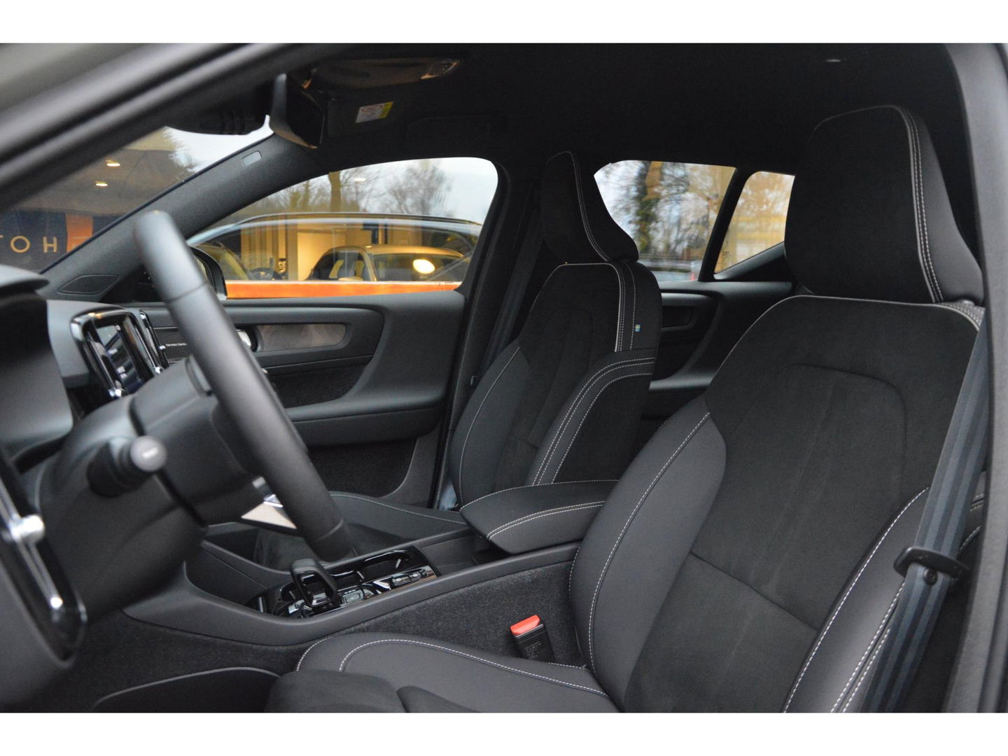 Volvo XC40 T4 Recharge R-Design | Trekhaak 1800KG | Stoel + Stuur Verwarmd | Harman/Kardon | Camera |