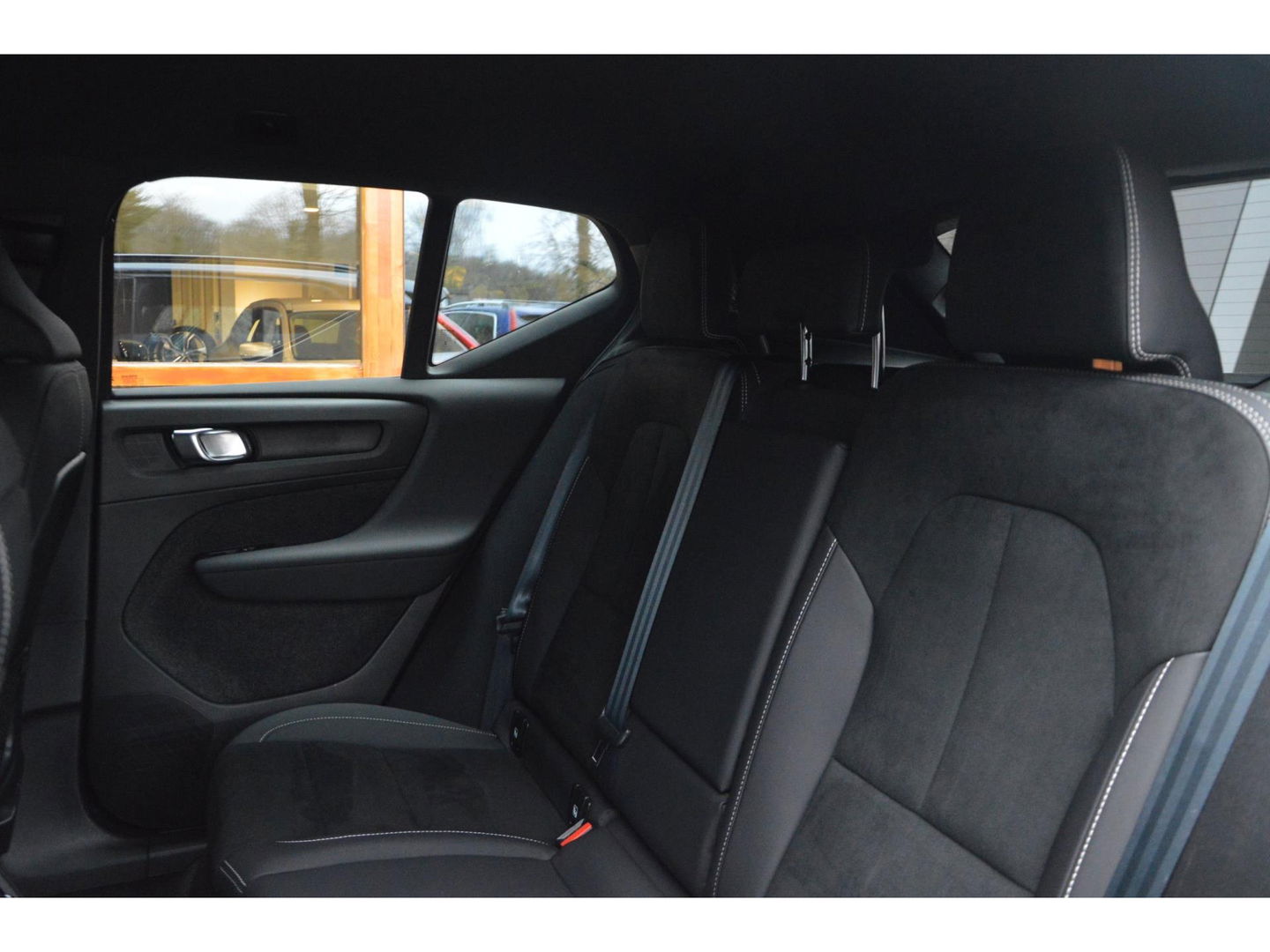 Volvo XC40 T4 Recharge R-Design | Trekhaak 1800KG | Stoel + Stuur Verwarmd | Harman/Kardon | Camera |