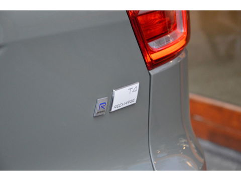 Volvo XC40 T4 Recharge R-Design | Trekhaak 1800KG | Stoel + Stuur Verwarmd | Harman/Kardon | Camera |