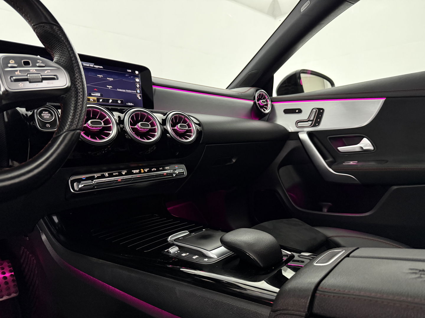 Mercedes-Benz CLA-Klasse 180 AMG | Pano | Virtual | Memory | Sfeer | Burmester | Stoelverw. | Cruise | Navi | Keyless | Trekh.