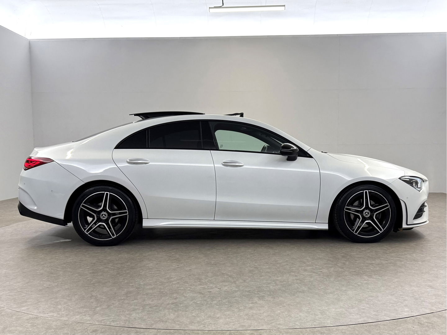 Mercedes-Benz CLA-Klasse 180 AMG | Pano | Virtual | Memory | Sfeer | Burmester | Stoelverw. | Cruise | Navi | Keyless | Trekh.