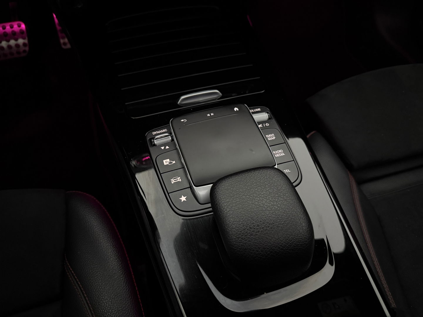 Mercedes-Benz CLA-Klasse 180 AMG | Pano | Virtual | Memory | Sfeer | Burmester | Stoelverw. | Cruise | Navi | Keyless | Trekh.