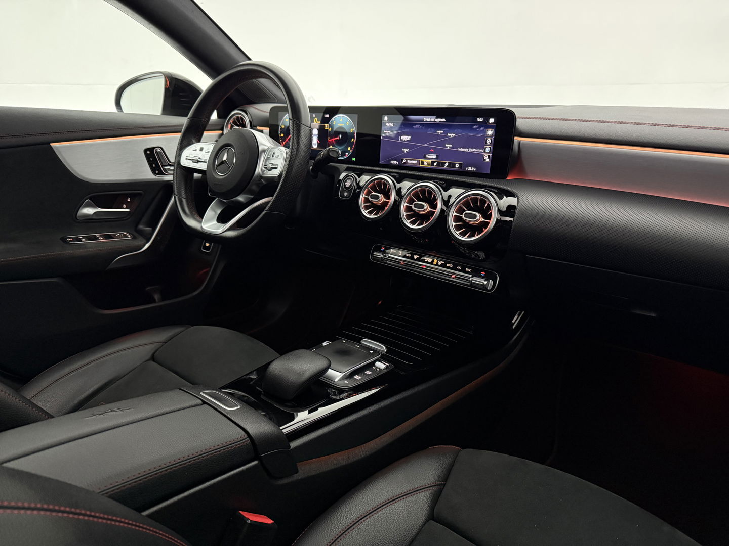 Mercedes-Benz CLA-Klasse 180 AMG | Pano | Virtual | Memory | Sfeer | Burmester | Stoelverw. | Cruise | Navi | Keyless | Trekh.