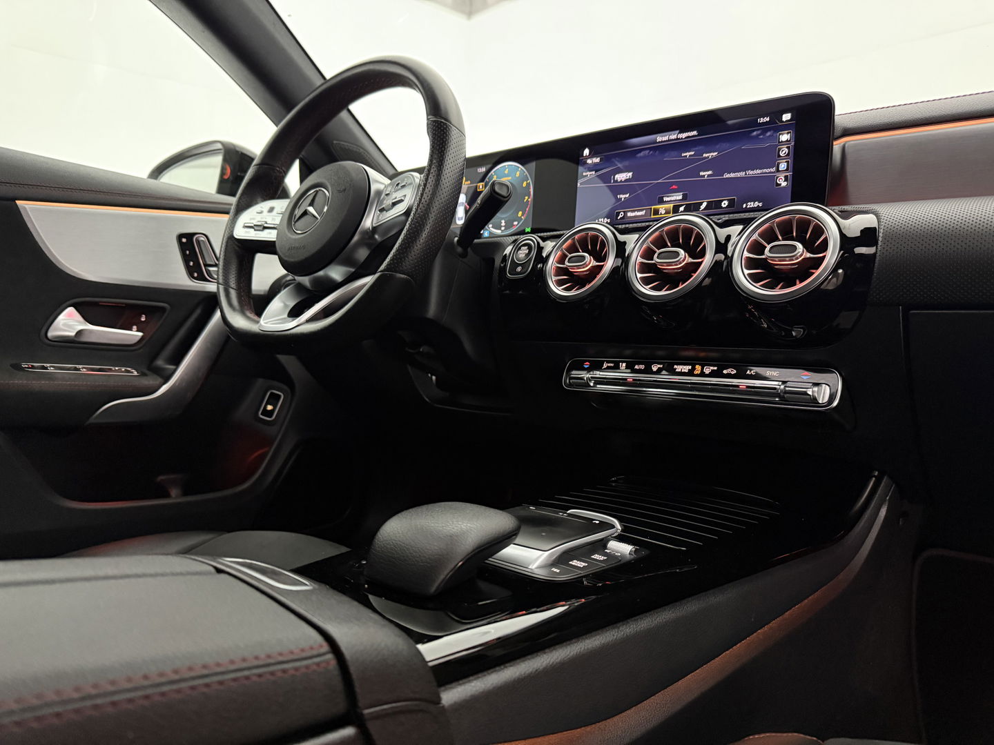 Mercedes-Benz CLA-Klasse 180 AMG | Pano | Virtual | Memory | Sfeer | Burmester | Stoelverw. | Cruise | Navi | Keyless | Trekh.