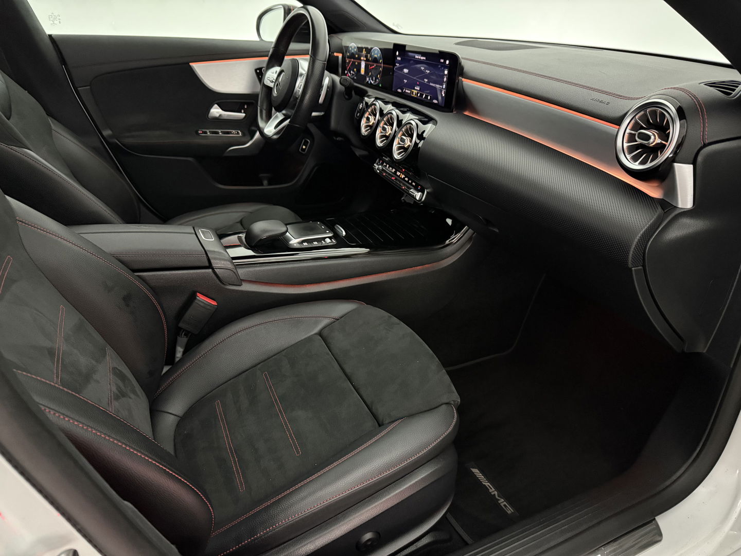 Mercedes-Benz CLA-Klasse 180 AMG | Pano | Virtual | Memory | Sfeer | Burmester | Stoelverw. | Cruise | Navi | Keyless | Trekh.