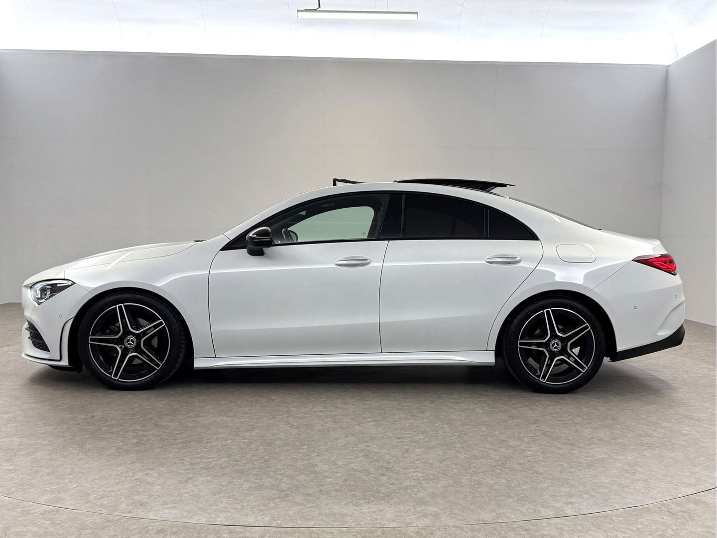 Mercedes-Benz CLA-Klasse 180 AMG | Pano | Virtual | Memory | Sfeer | Burmester | Stoelverw. | Cruise | Navi | Keyless | Trekh.