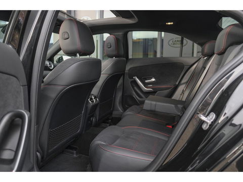 Mercedes-Benz A-Klasse A250e AMG 218pk Hybrid Panoramadak Night pakket Widescreen Sfeerverlichting 19" LMV NLauto
