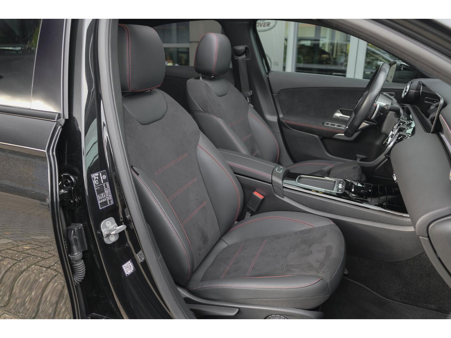 Mercedes-Benz A-Klasse A250e AMG 218pk Hybrid Panoramadak Night pakket Widescreen Sfeerverlichting 19" LMV NLauto