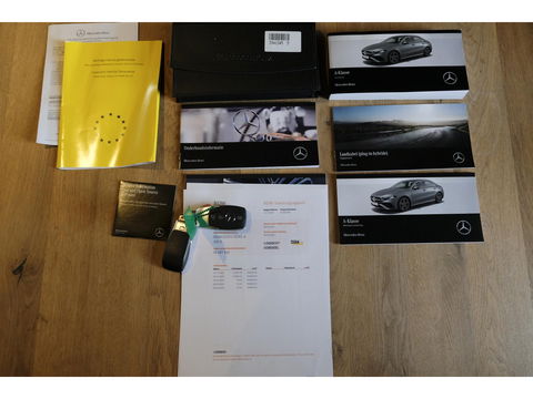 Mercedes-Benz A-Klasse A250e AMG 218pk Hybrid Panoramadak Night pakket Widescreen Sfeerverlichting 19" LMV NLauto