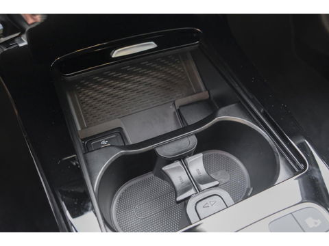 Mercedes-Benz A-Klasse A250e AMG 218pk Hybrid Panoramadak Night pakket Widescreen Sfeerverlichting 19" LMV NLauto