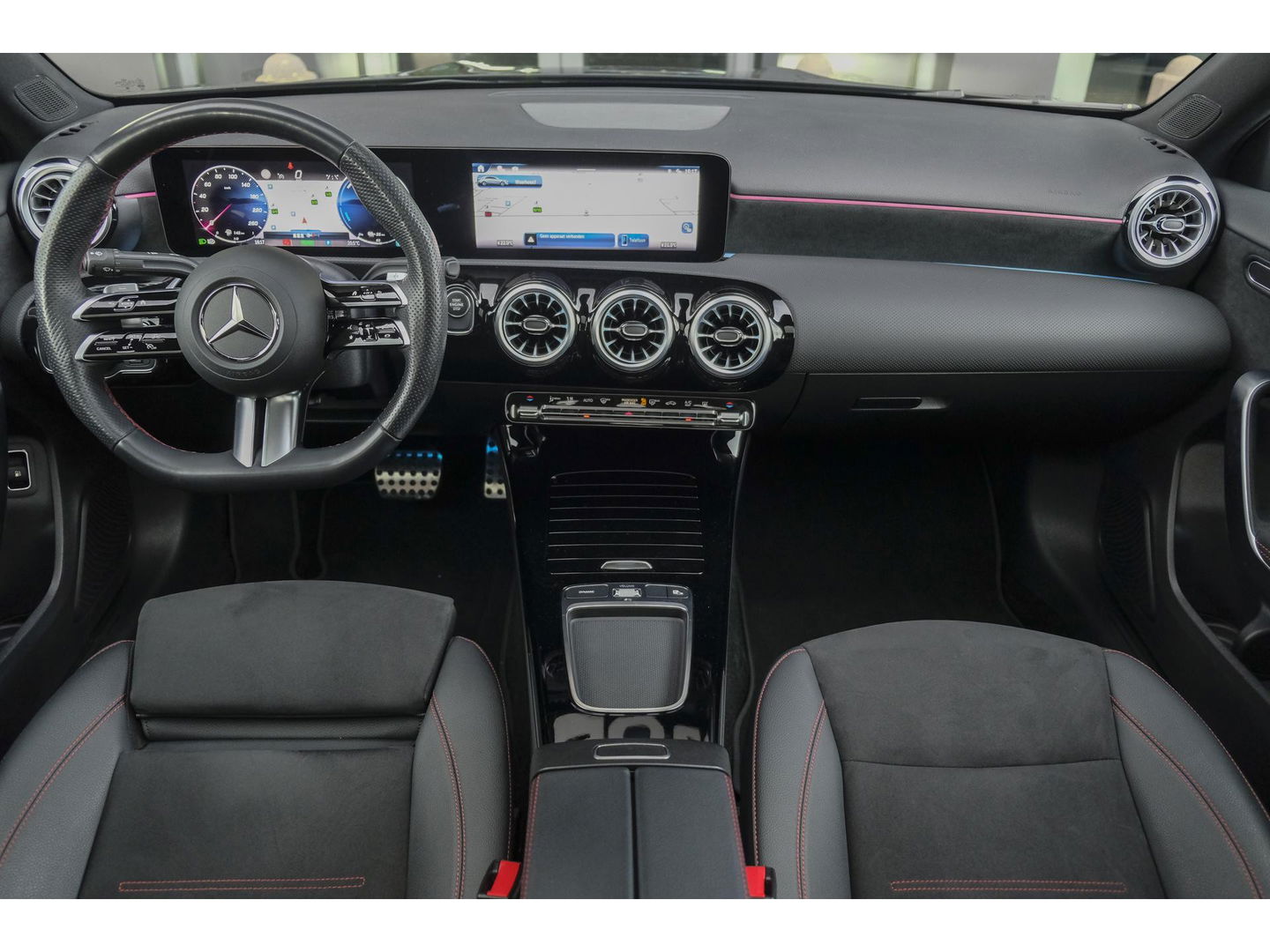 Mercedes-Benz A-Klasse A250e AMG 218pk Hybrid Panoramadak Night pakket Widescreen Sfeerverlichting 19" LMV NLauto