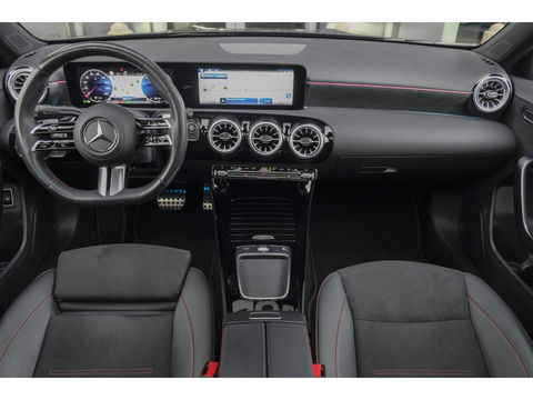 Mercedes-Benz A-Klasse A250e AMG 218pk Hybrid Panoramadak Night pakket Widescreen Sfeerverlichting 19" LMV NLauto