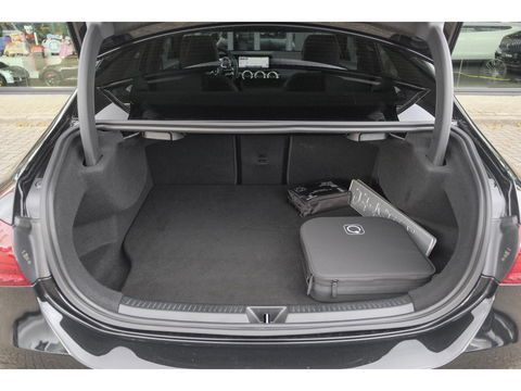 Mercedes-Benz A-Klasse A250e AMG 218pk Hybrid Panoramadak Night pakket Widescreen Sfeerverlichting 19" LMV NLauto