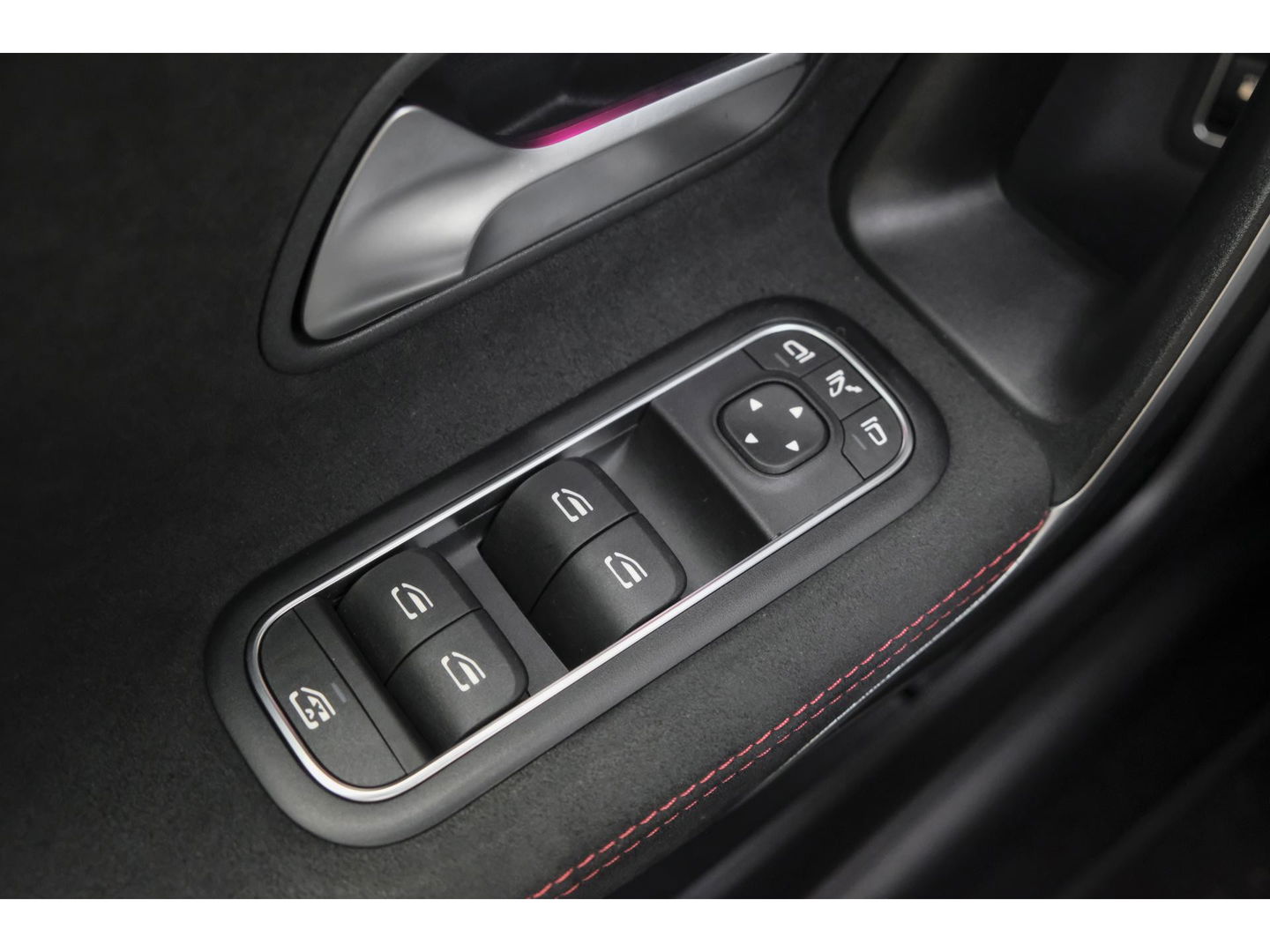 Mercedes-Benz A-Klasse A250e AMG 218pk Hybrid Panoramadak Night pakket Widescreen Sfeerverlichting 19" LMV NLauto