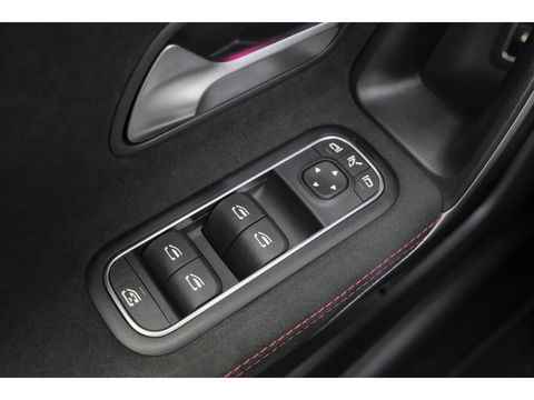 Mercedes-Benz A-Klasse A250e AMG 218pk Hybrid Panoramadak Night pakket Widescreen Sfeerverlichting 19" LMV NLauto