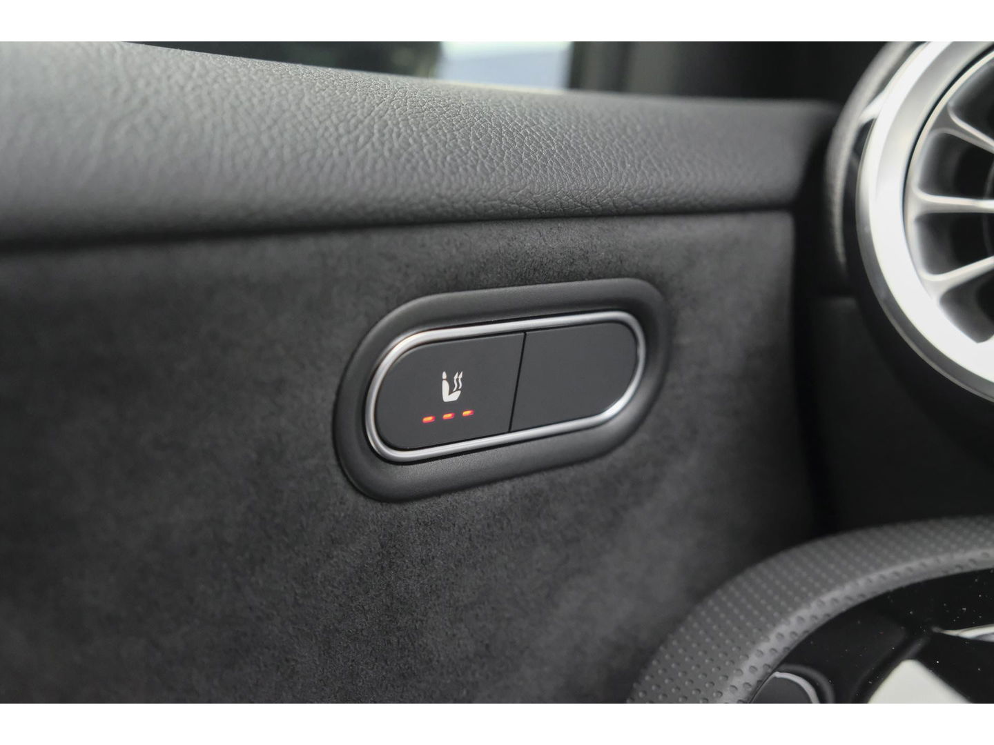 Mercedes-Benz A-Klasse A250e AMG 218pk Hybrid Panoramadak Night pakket Widescreen Sfeerverlichting 19" LMV NLauto