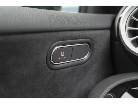 Mercedes-Benz A-Klasse A250e AMG 218pk Hybrid Panoramadak Night pakket Widescreen Sfeerverlichting 19" LMV NLauto