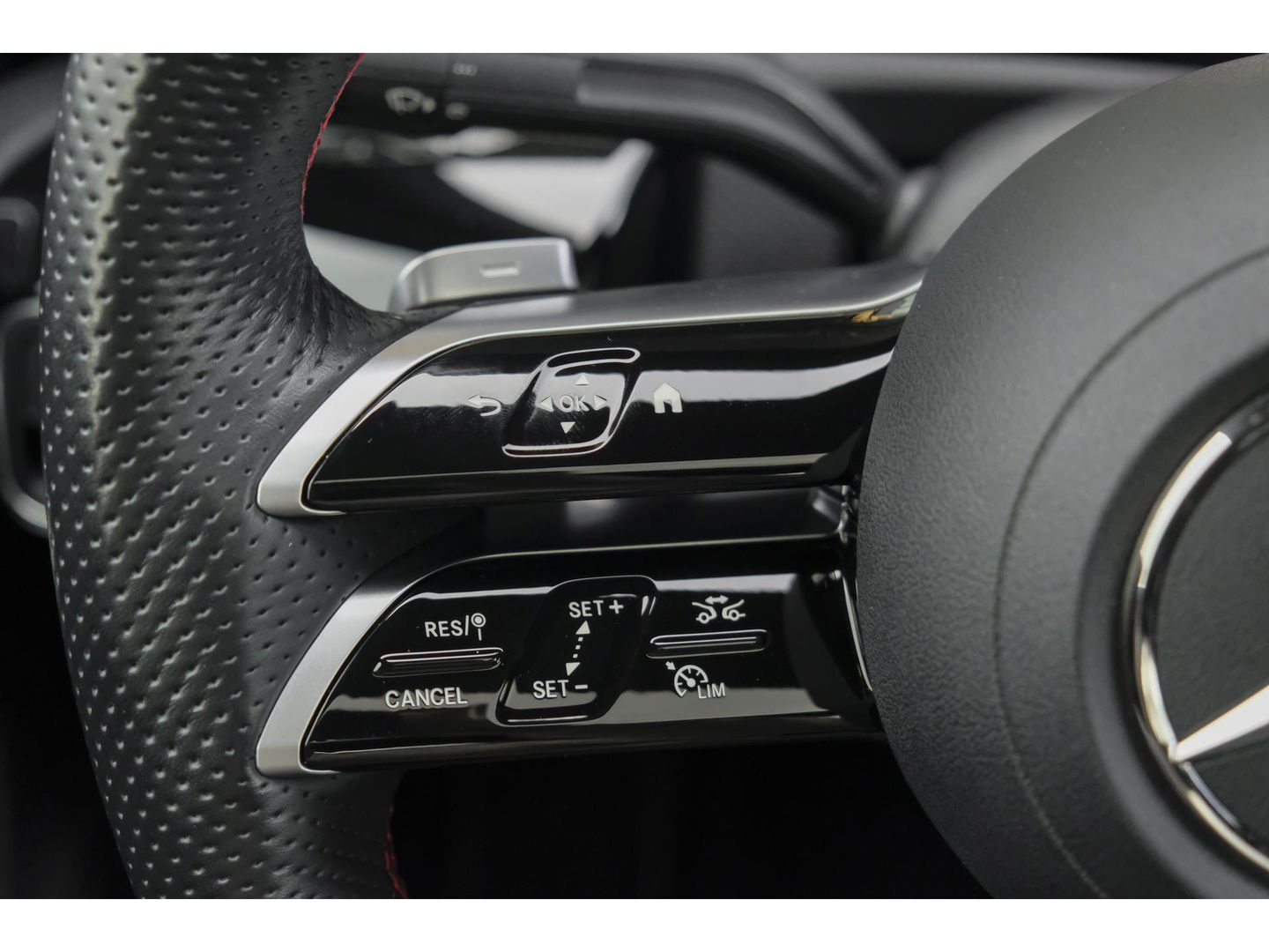 Mercedes-Benz A-Klasse A250e AMG 218pk Hybrid Panoramadak Night pakket Widescreen Sfeerverlichting 19" LMV NLauto