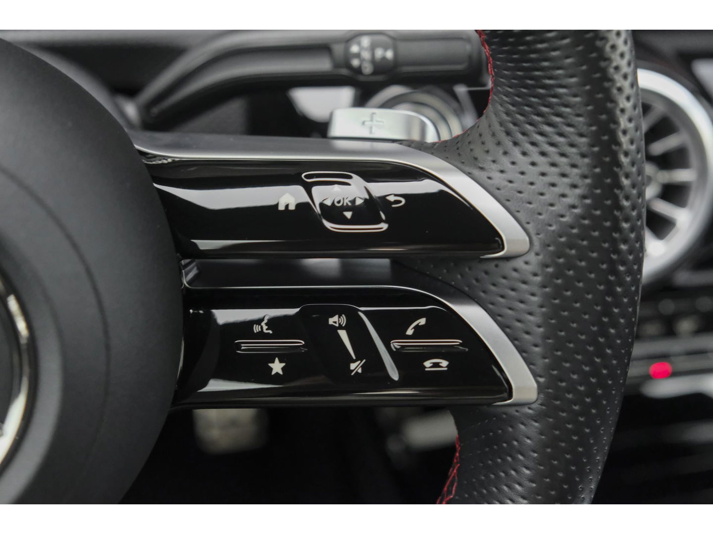 Mercedes-Benz A-Klasse A250e AMG 218pk Hybrid Panoramadak Night pakket Widescreen Sfeerverlichting 19" LMV NLauto