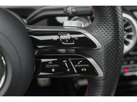 Mercedes-Benz A-Klasse A250e AMG 218pk Hybrid Panoramadak Night pakket Widescreen Sfeerverlichting 19" LMV NLauto