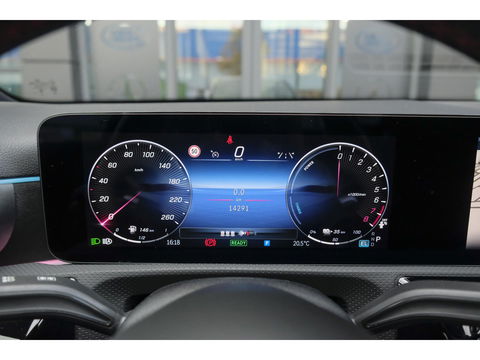 Mercedes-Benz A-Klasse A250e AMG 218pk Hybrid Panoramadak Night pakket Widescreen Sfeerverlichting 19" LMV NLauto