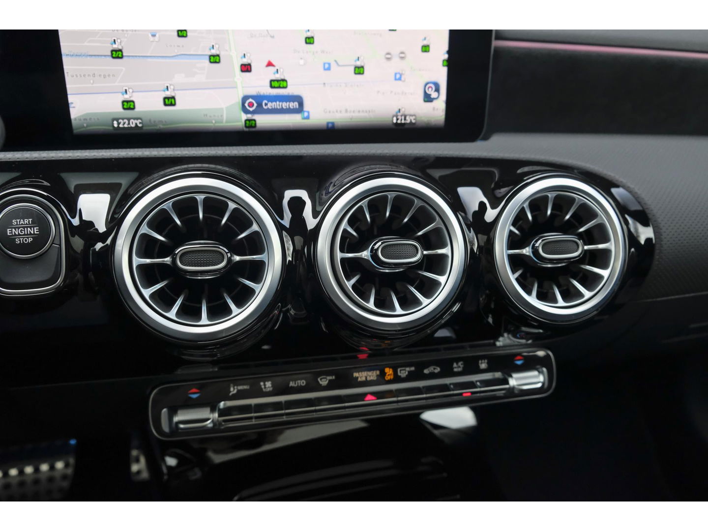 Mercedes-Benz A-Klasse A250e AMG 218pk Hybrid Panoramadak Night pakket Widescreen Sfeerverlichting 19" LMV NLauto