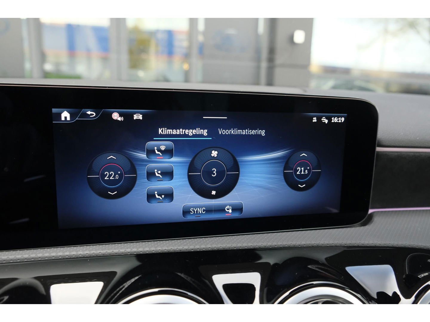 Mercedes-Benz A-Klasse A250e AMG 218pk Hybrid Panoramadak Night pakket Widescreen Sfeerverlichting 19" LMV NLauto