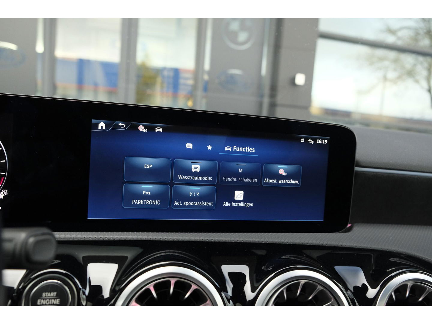 Mercedes-Benz A-Klasse A250e AMG 218pk Hybrid Panoramadak Night pakket Widescreen Sfeerverlichting 19" LMV NLauto