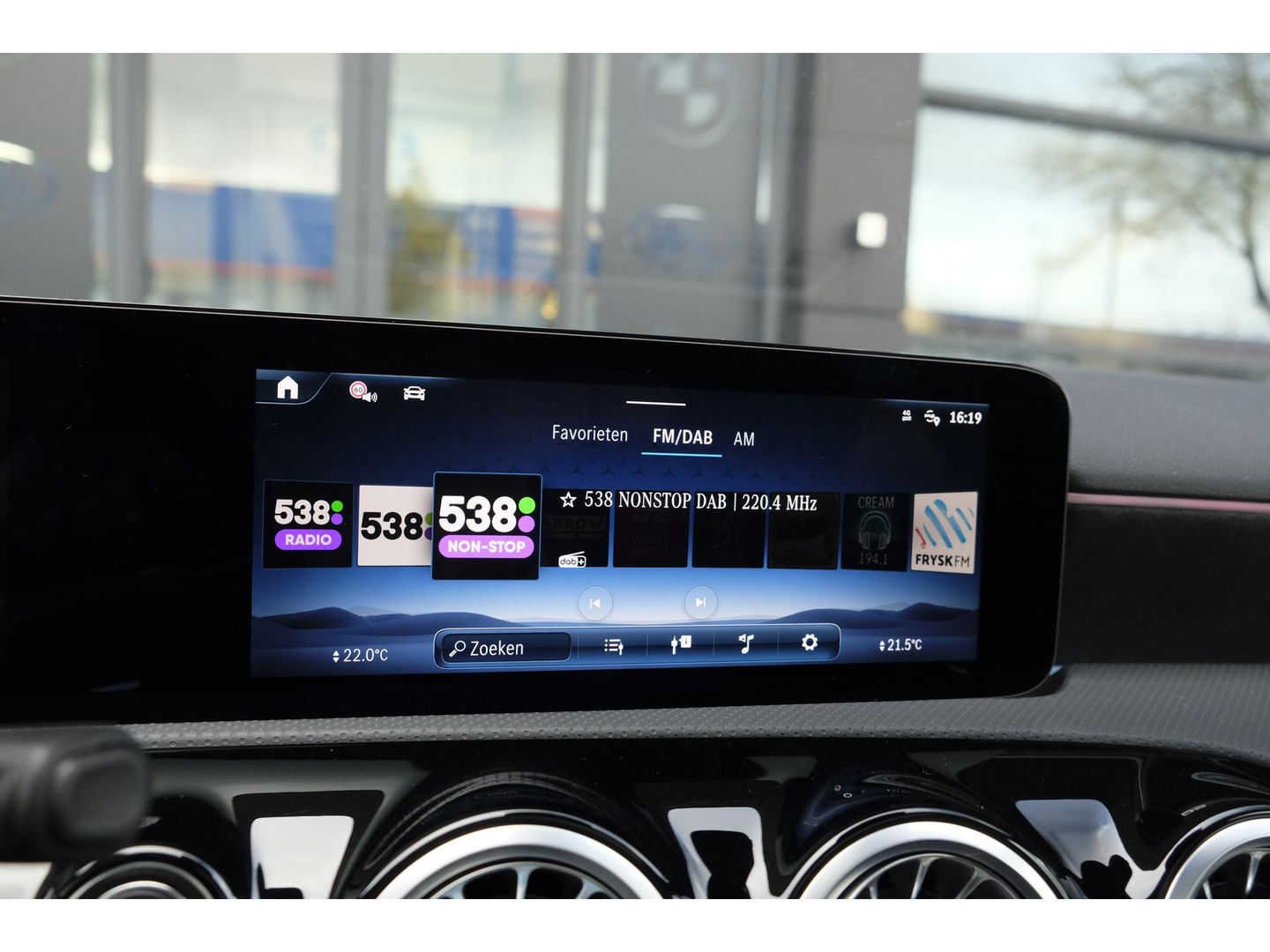 Mercedes-Benz A-Klasse A250e AMG 218pk Hybrid Panoramadak Night pakket Widescreen Sfeerverlichting 19" LMV NLauto