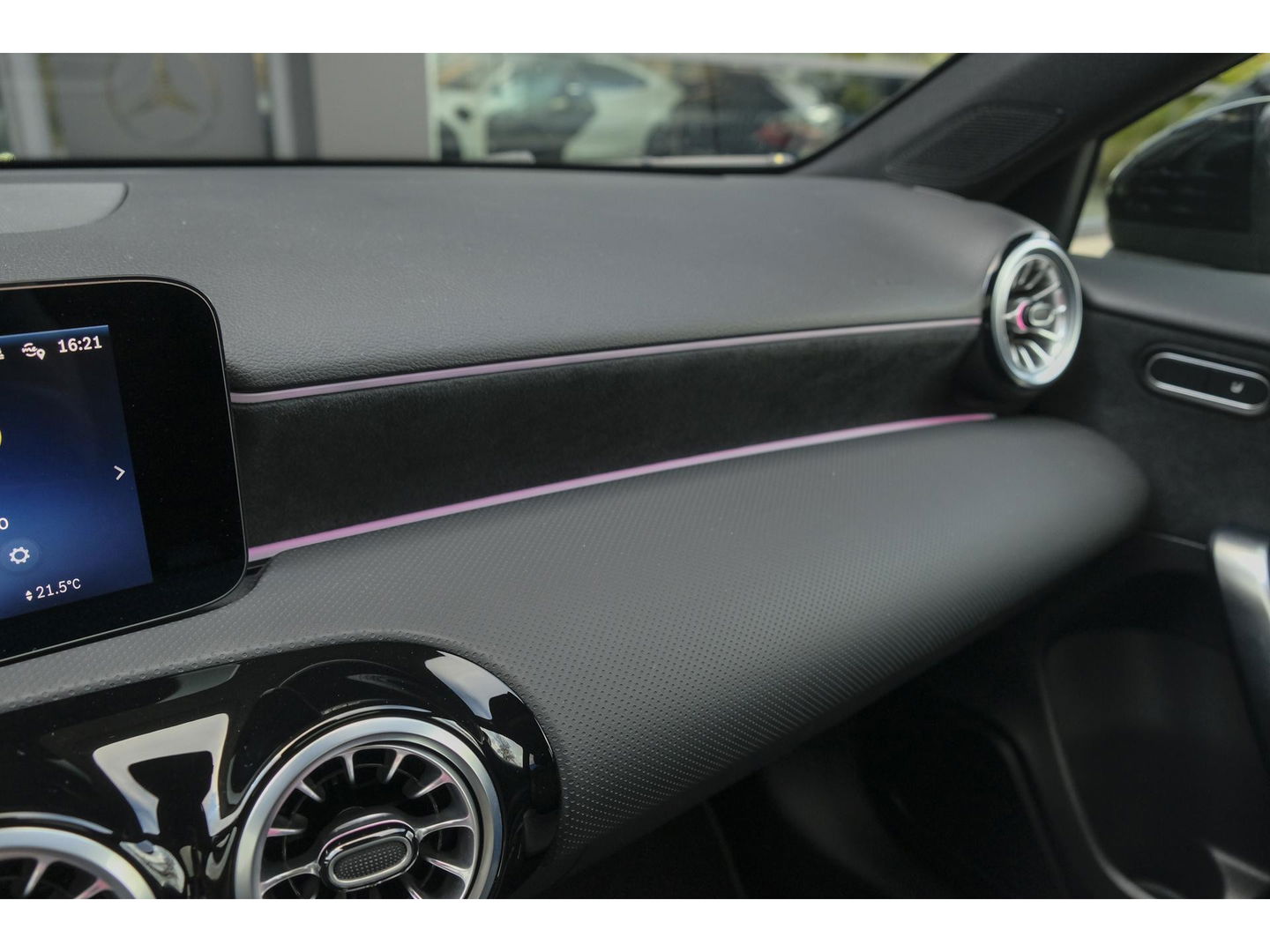 Mercedes-Benz A-Klasse A250e AMG 218pk Hybrid Panoramadak Night pakket Widescreen Sfeerverlichting 19" LMV NLauto