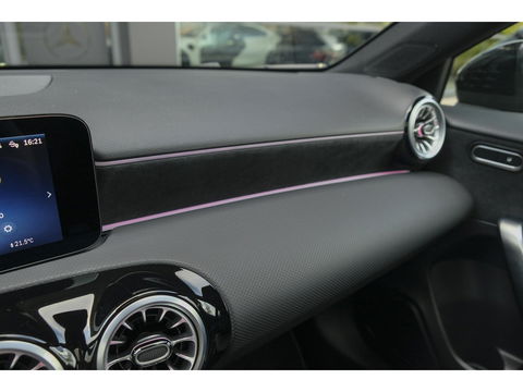 Mercedes-Benz A-Klasse A250e AMG 218pk Hybrid Panoramadak Night pakket Widescreen Sfeerverlichting 19" LMV NLauto