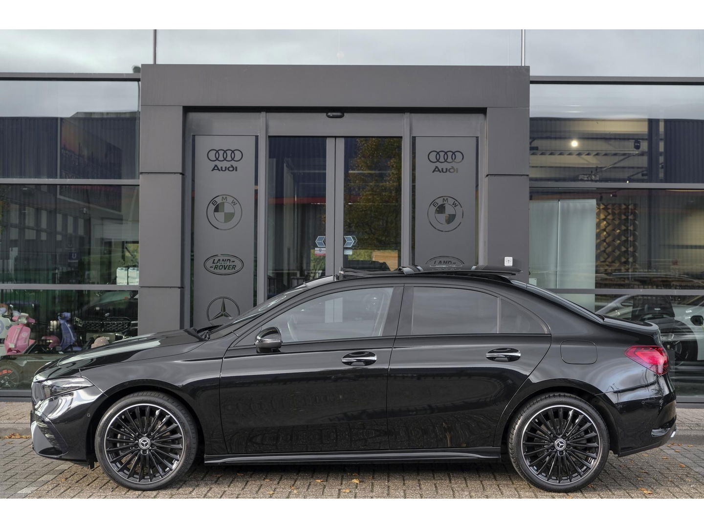 Mercedes-Benz A-Klasse A250e AMG 218pk Hybrid Panoramadak Night pakket Widescreen Sfeerverlichting 19" LMV NLauto