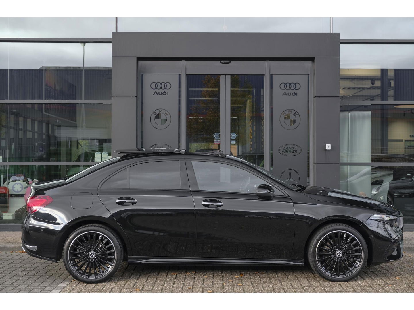 Mercedes-Benz A-Klasse A250e AMG 218pk Hybrid Panoramadak Night pakket Widescreen Sfeerverlichting 19" LMV NLauto