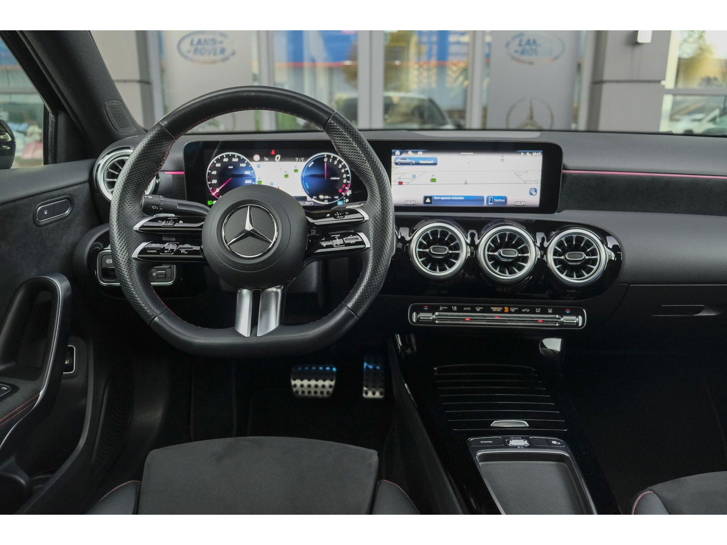 Mercedes-Benz A-Klasse A250e AMG 218pk Hybrid Panoramadak Night pakket Widescreen Sfeerverlichting 19" LMV NLauto