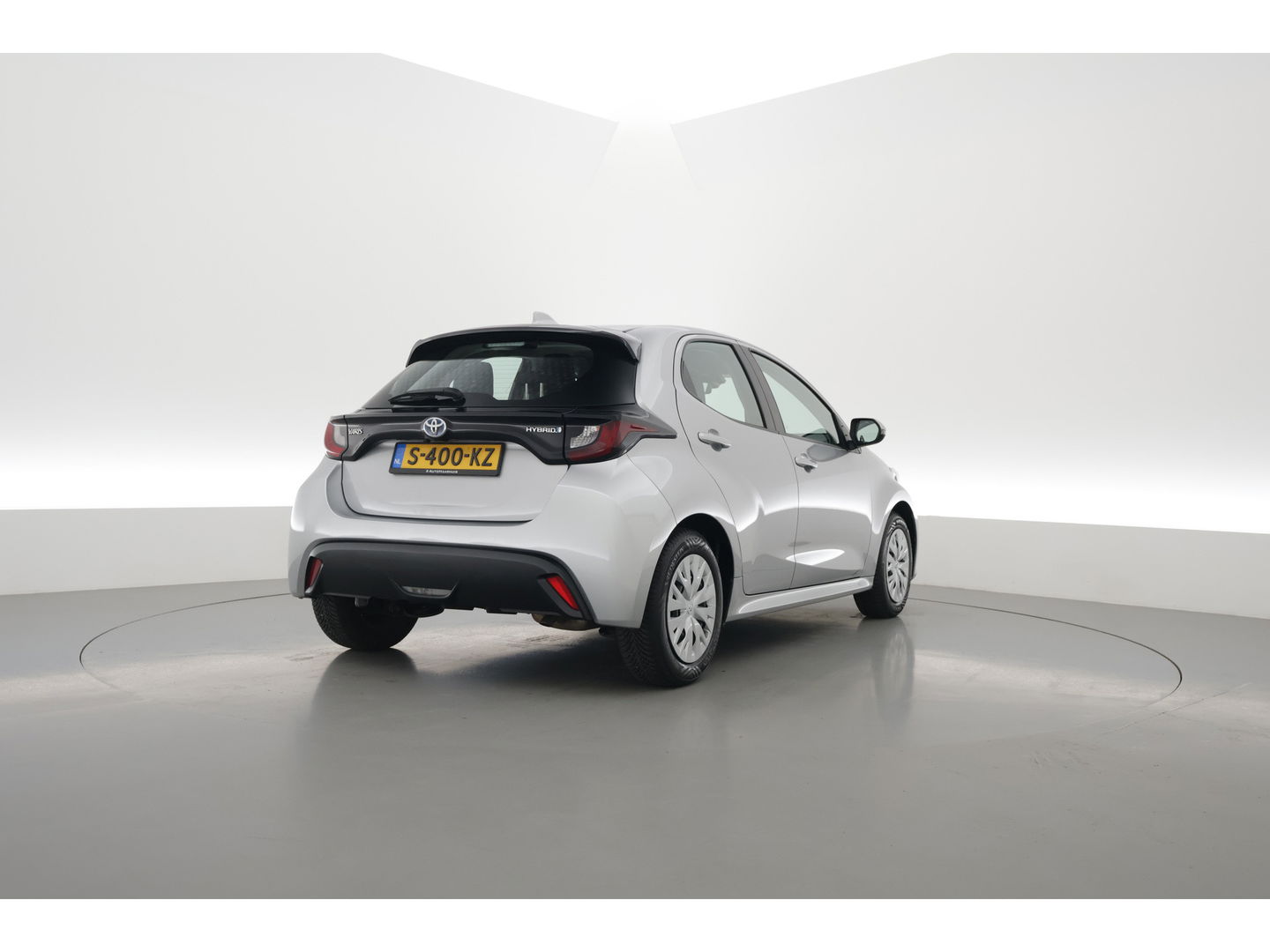 Toyota Yaris 1.5 Hybrid Active | Adapt. Cruise | CarPlay | Stoelverw. | Camera | All-season | Navi by App